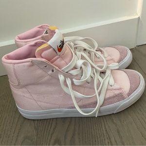 NIKE Blazer Mid '77 High Top Sneaker pink